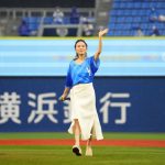 May J.、雨降る横浜スタジアムのセレモニーで「アナ雪」熱唱