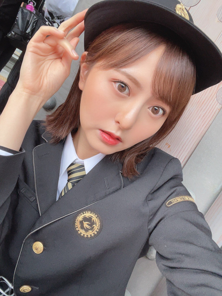 HKT48 森保まどか、JR九州の乗務員制服オフショット披露！「最後の乗務まで頑張ってください」
