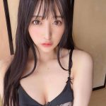 真島なおみ、ドキドキ黒水着で肌見せセクシー！
