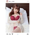 村瀬のの、赤い下着姿で“たわわ”な美バスト全開！