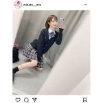 #ババババンビ 水湊みお、制服姿で美脚披露！「制服しか勝たん」