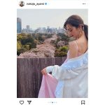 中条あやみ、横顔で微笑むワンピースコーデに釘付け！