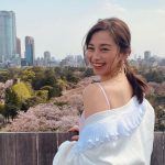 中条あやみ、横顔で微笑むワンピースコーデに釘付け！