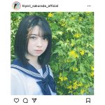 桜田ひより、透明感あふれる視線で見つめるセーラー服ショット！