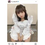 新谷真由、ちょこんと座って見つめる眼差しが可愛すぎる！