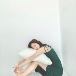 鈴木愛理、クッション抱えて美脚チラリ