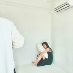 鈴木愛理、クッション抱えて美脚チラリ