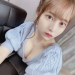 竹内星菜、美乳がチラリな自撮りショットに歓喜の声！