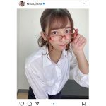 徳江かな、赤縁メガネと白シャツで魅せる家庭教師風ショットに反響ぞくぞく！