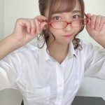 徳江かな、赤縁メガネと白シャツで魅せる家庭教師風ショットに反響ぞくぞく！