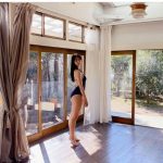 豊田ルナ、スクール水着でS字を描く圧倒的な美スタイル