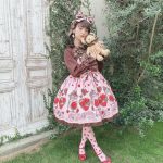 上坂すみれの“毛深い”ロリータファッションで癒しをお届け