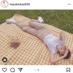 渡辺美優紀、屋外で気持ちよさそうなピクニックショット公開！「一緒にゴロゴロしたいなぁ」