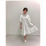 渡辺瑠海アナウンサー、大きなリボンが可愛いワンピース衣装を披露