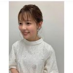 渡辺瑠海アナウンサー、大きなリボンが可愛いワンピース衣装を披露