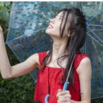 矢島舞美、雨に映える赤ワンピースのポートレートにうっとり「我らが雨女神」