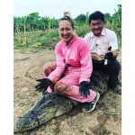 丸山桂里奈、“一番大変だったロケかも”と回顧！満面笑みでワニにまたがる写真に「笑顔で ロケに挑むカリちゃん凄いっ！！」と反響