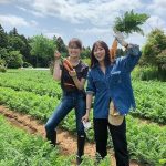 石川恋、トラウデン直美との満面笑みな農業女子ショットに「美女ふたりの畑映えます！」の声