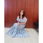 平祐奈、爽やかなストライプ柄オフショルダーワンピース姿 ＆柄シャツジャンパースカートの笑顔ショットに「可愛すぎ」の声
