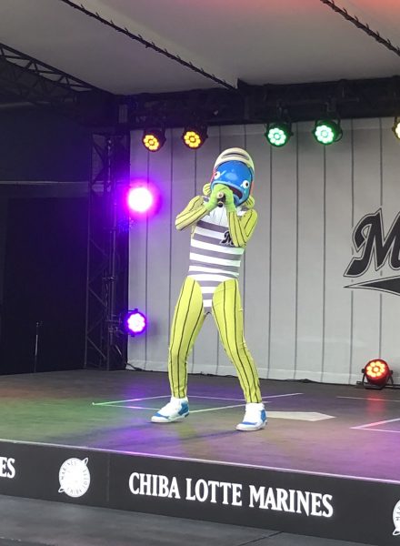 千葉ロッテマリーンズ・謎の魚、リリースイベントで生歌披露