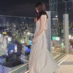 石川恋、夜景バックのワンピ姿