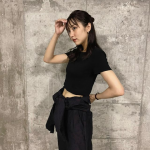 石川恋、夏のブラックコーデ姿でファン魅了