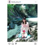 新井遥、木漏れ日に透けた美しいビキニオフショット