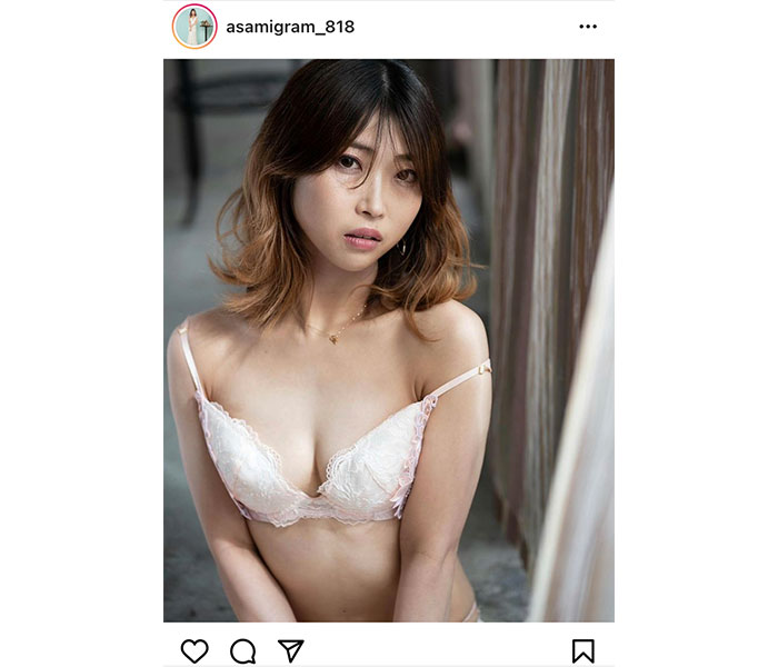 Asami、ランジェリー姿で見つめるポートレート公開
