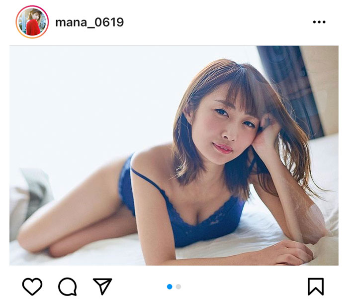 古川真奈美、ベットで見つめるお目覚めグラビアショット