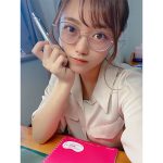 AKB48 春本ゆき、家庭教師になりきった“あざと”ショット公開「お姉さんがお勉強おしえてあげる」