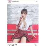 日比野友香、赤チェックの制服衣装で美乳チラリ