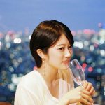 乃木坂46 樋口日奈、グラス片手に大人のデート風オフショット公開