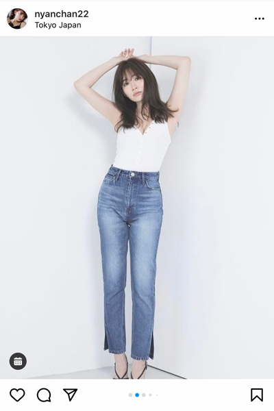 小嶋陽菜、履きかけジーンズ姿でランジェリーとヒップがのぞくセクシーショットを披露！「スタイル最高にカッコイイ」