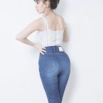 小嶋陽菜、履きかけジーンズ姿でランジェリーとヒップがのぞくセクシーショットを披露！「スタイル最高にカッコイイ」