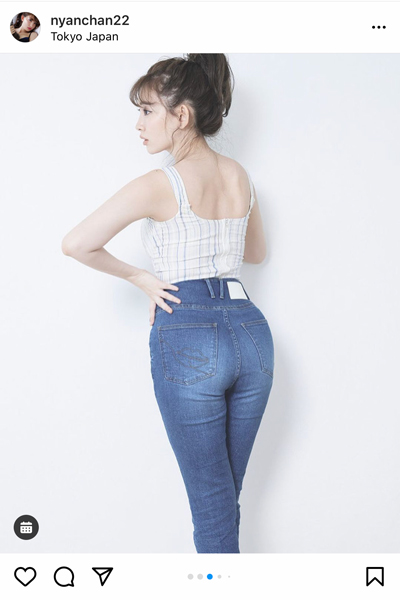 小嶋陽菜、履きかけジーンズ姿でランジェリーとヒップがのぞくセクシーショットを披露！「スタイル最高にカッコイイ」