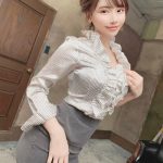 深田えいみ、女社長風の妖艶コスプレショットを披露！「可愛い過ぎる」「スタイルよき」