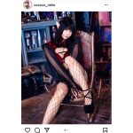 猫乃ここ、網タイツがセクシーなサキュバスコスプレ披露