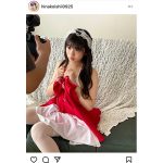 石井ひなこ、メイド衣装で水着チラリ