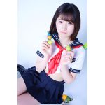 貝賀琴莉、制服撮影で鳥まみれに！？「肩に乗せるのは結構苦戦しました笑」