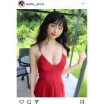 くりえみ、赤ドレスで際立つ純白素肌