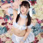 松本ひかる、メイド衣装で水着チラリ「破壊力がやばい」