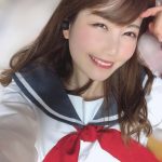 永原芽衣、セーラー服で寝そべり自撮り公開「反則ですこれは!!」
