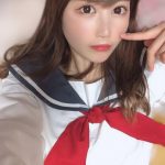 永原芽衣、セーラー服で寝そべり自撮り公開「反則ですこれは!!」