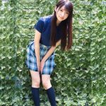 乃木結夢、制服姿で下着チラリ