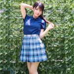 乃木結夢、制服姿で下着チラリ