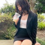 西永彩奈、OLコスプレで屋外パンチラ！「今日もお仕事お疲れ様」