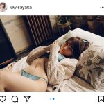 似鳥沙也加、甘えた眼差しで見つめる“萌え袖”ショット！