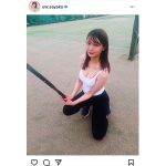 似鳥沙也加、テニスコートで美乳チラリ