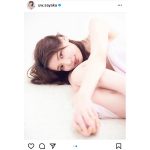 似鳥沙也加、神々しい寝そべりポートレートに魅了