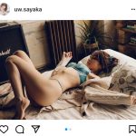 似鳥沙也加、甘えた眼差しで見つめる“萌え袖”ショット！